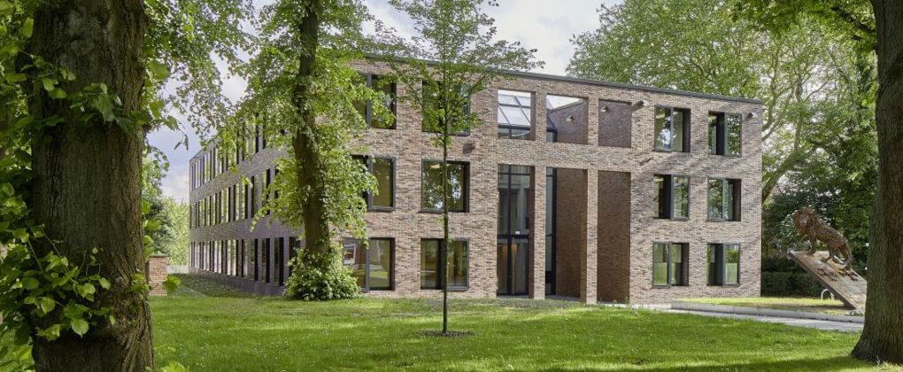 Bild: © Jochen Stüber Fotografie, Hamburg Unser Verwaltungsgebäude in Jever, u. a. mit den Fachbereichen Ordnung und Gesundheitswesen